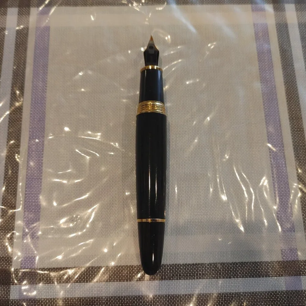 Fountain Pen color: Black and Gold